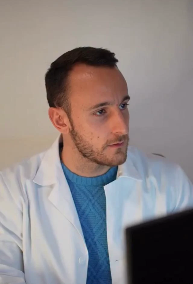 Il Dott. Gerardo Fonzo mentre esamina la documentazione clinica di un paziente